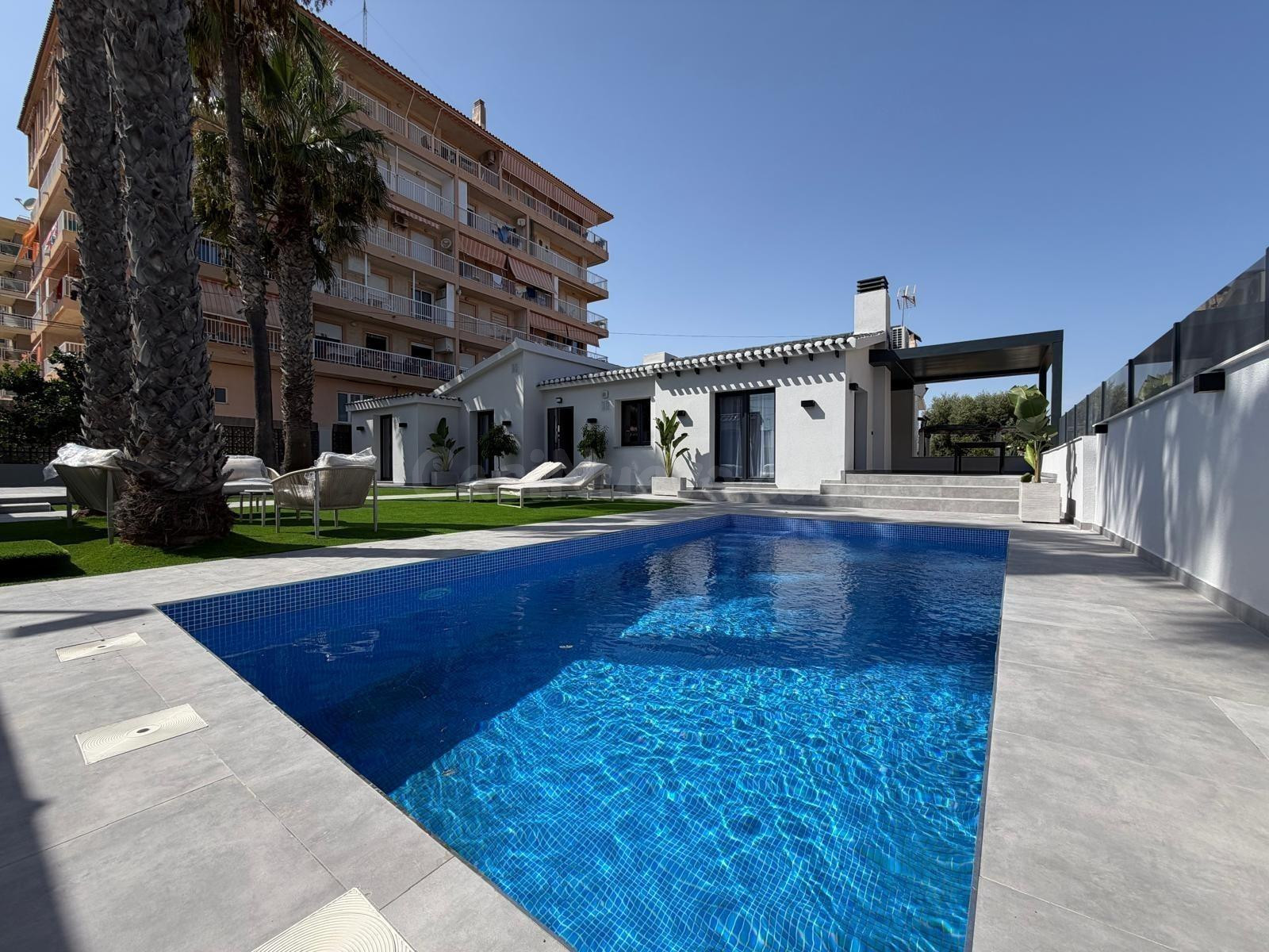 VILLA TOTALMENTE REFORMADA CON VISTAS AL MAR Y A 100 METROS DE PLAYA EN PUNTA PRIMA CON PISCINA PRIVADA Y CON PARCELA DE 360 M2.