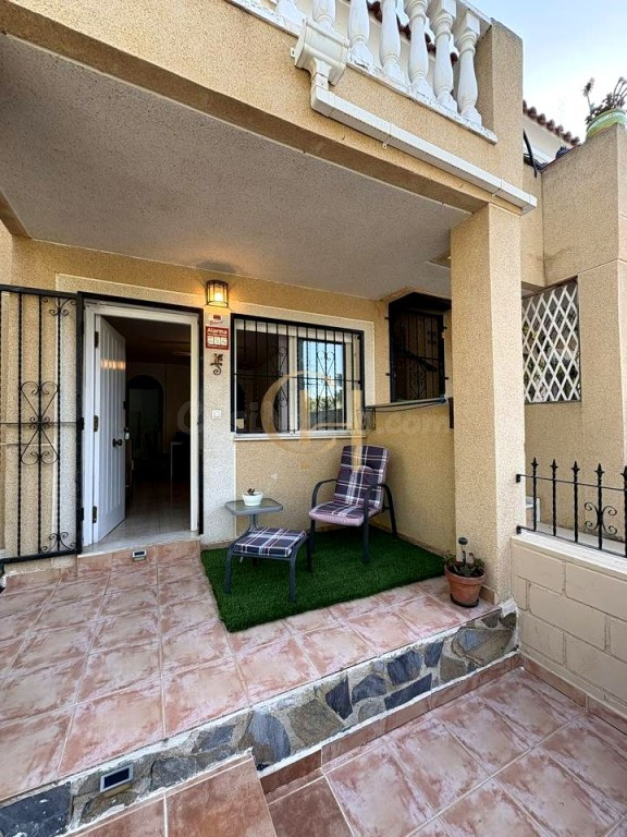 Bungalow en planta baja de 2 dormitorios con piscina comunitaria en Torrevieja - foto 2