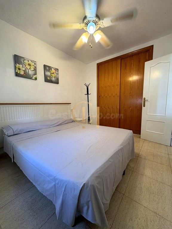Bungalow en planta baja de 2 dormitorios con piscina comunitaria en Torrevieja - foto 3
