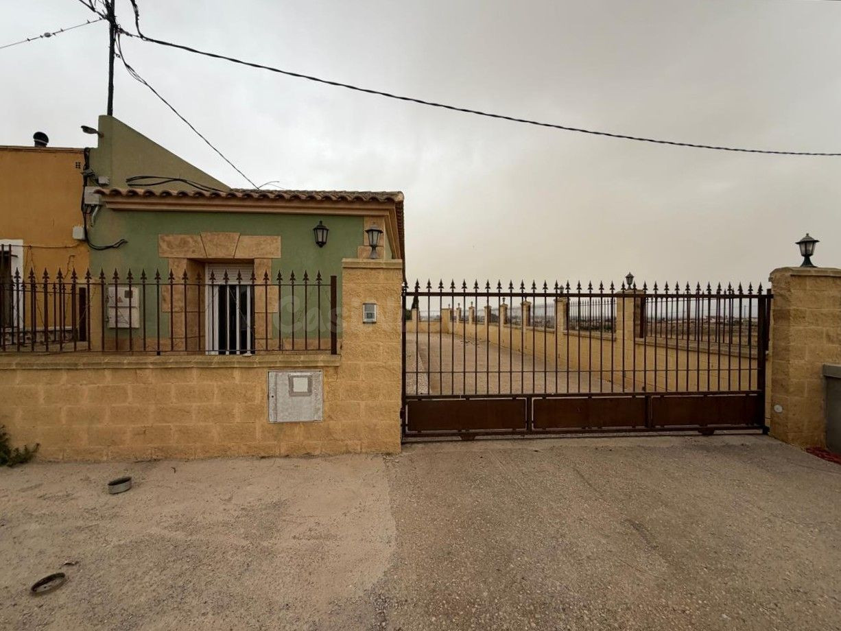 OPORTUNIDAD VENTA CASA EN TOTANA  (OKUPADA )