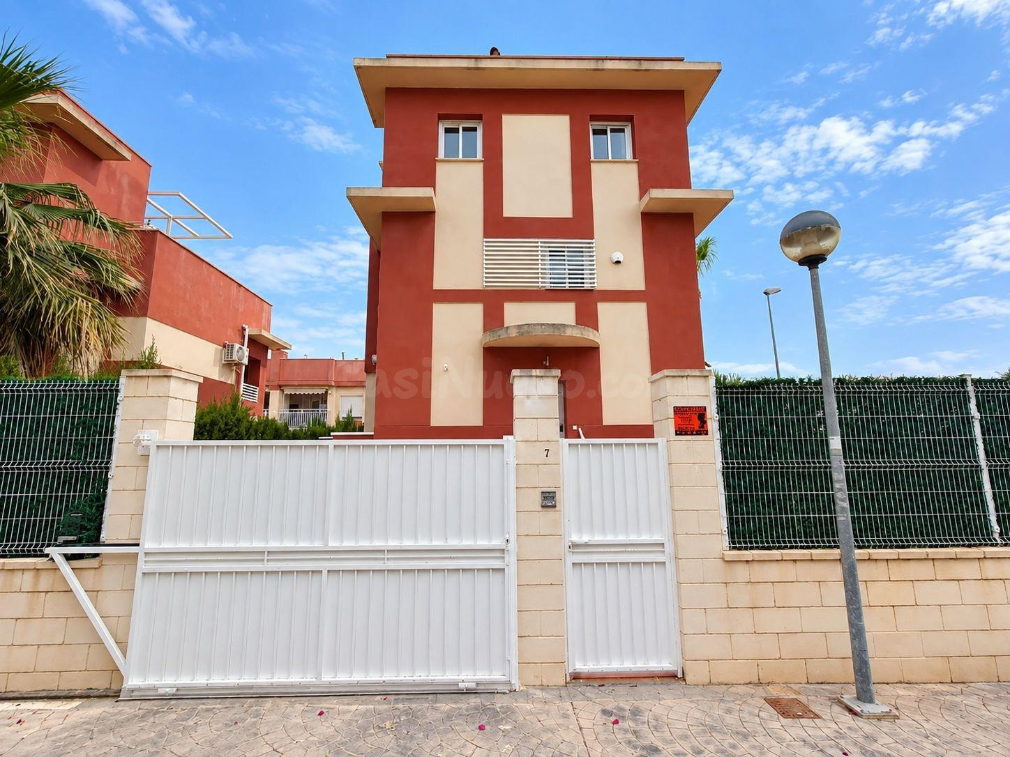 VILLA INDEPENDIENTE CON PISCINA PRIVADA EN LOMAS DE CABO ROIG