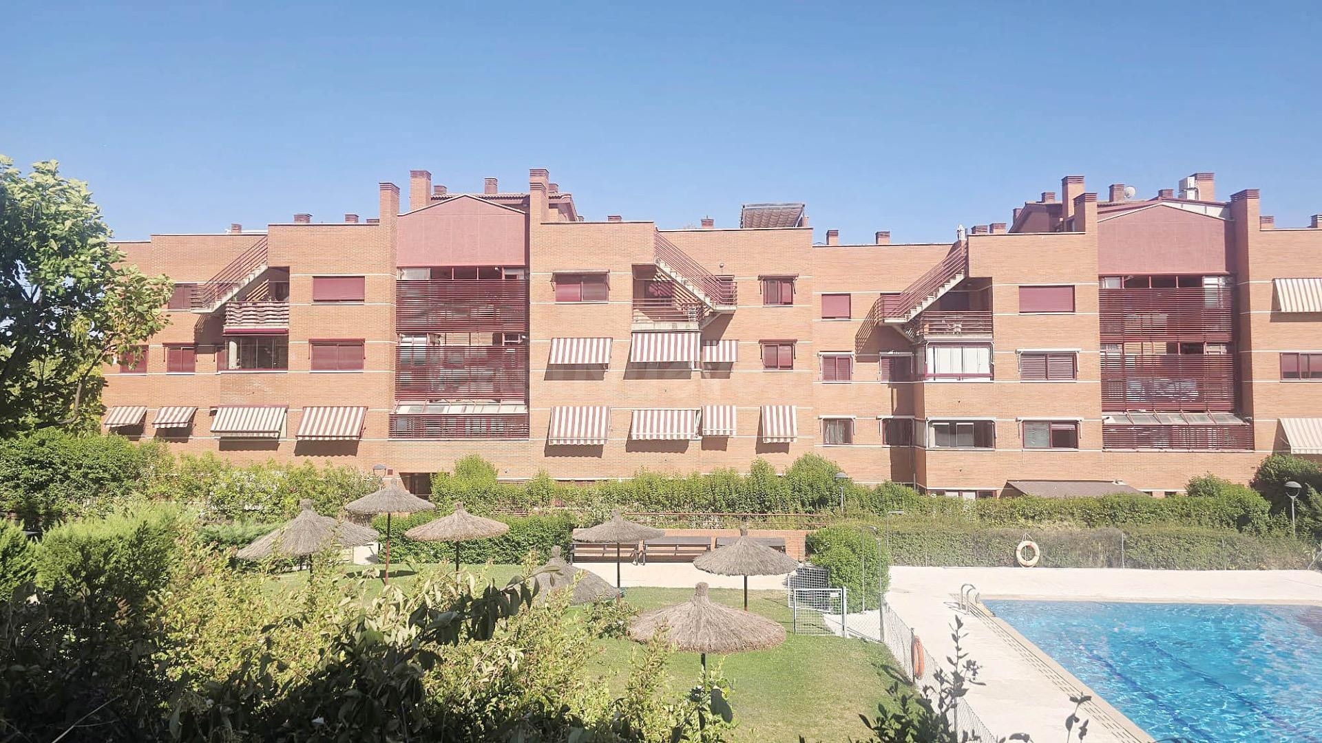EN VENTA PISO CON TERRAZA ACRISTALADA, PLAZA DE GARAJE Y TRASTERO EN BOADILLA DEL MONTE