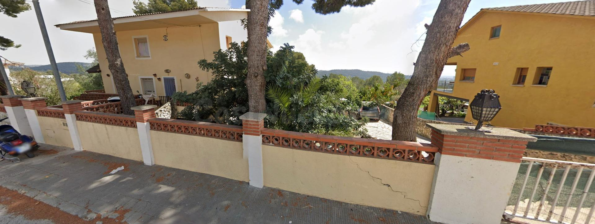 Vivienda con jardín y garaje en zona de urbanizaciones de El Vendrell (OCUPADO-NO VISITABLE)