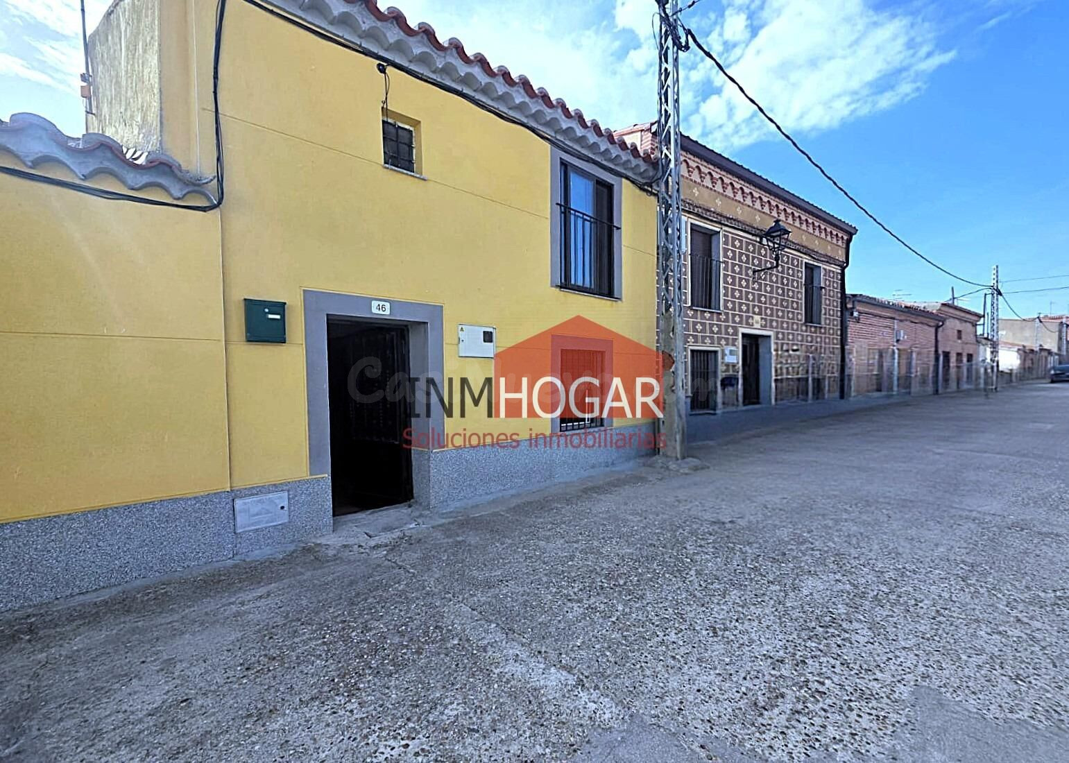 Casa de pueblo con amplio patio y planta superior rehabilitada en Madrigal de las Altas Torres (Ávila) 05220