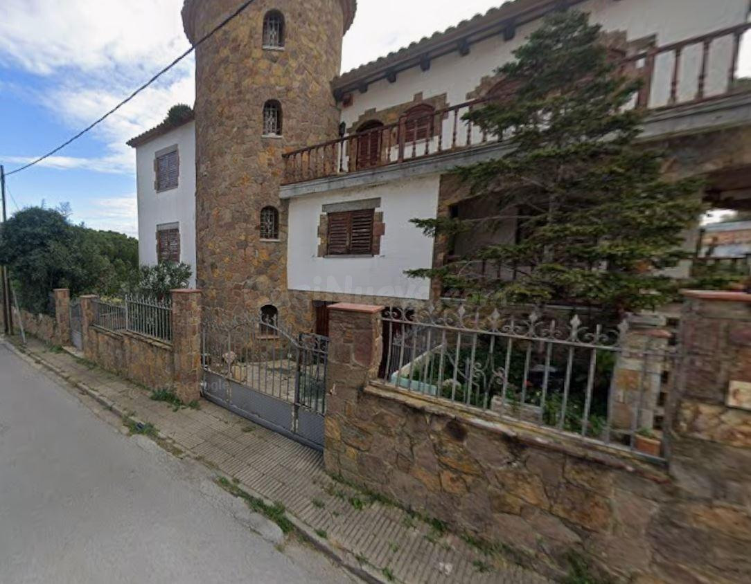 Se vende Chalet OKUPADO en Avenida Mas Ambrós 34 de Calonge (Girona).