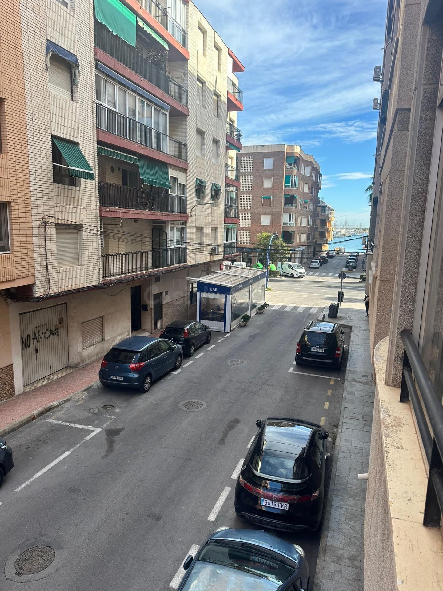 AMPLIO APARTAMENTO DE 3 DORMITORIOS A 100 METROS DEL MAR - ZONA ZCEQUÓN, TORREVIEJA -