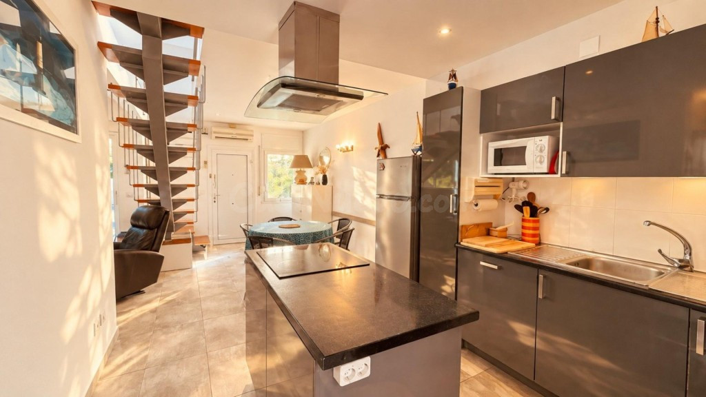 Casa de 3 dormitorios con amarre privado de 10 x 3,50 m, licencia turística y piscina comunitaria – Port Estrella, Santa Margarida, Roses