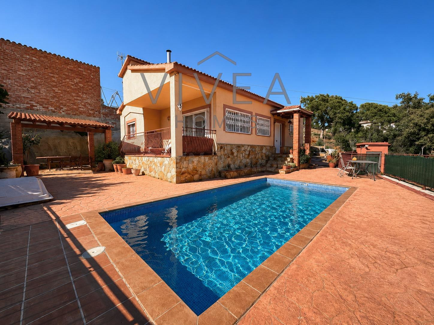 Casa unifamiliar con piscina, garaje y vistas panorámicas a la montaña