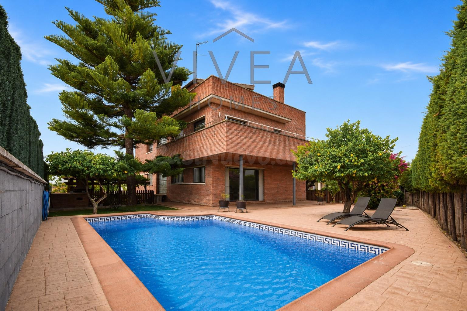 ESPECTACULAR CASA A CUATRO VIENTOS CON PISCINA Y GRANDES TERRAZAS A 18 MINUTOS DE BARCELONA