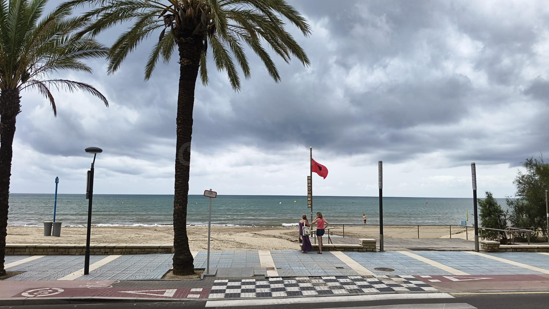 PRIMERA LÍNEA REAL EN SALOU: LICENCIA TURÍSTICA VIGENTE + TERRAZA PRIVADA SOBRE EL MAR 190.000€