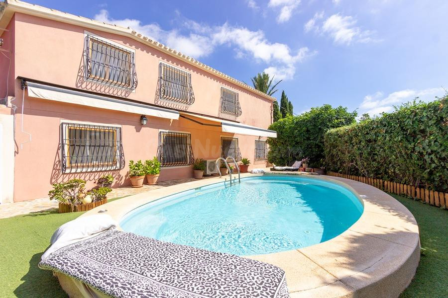 ¡Gran Oportunidad! Chalet Independiente en Finestrat a un Paso del Pueblo