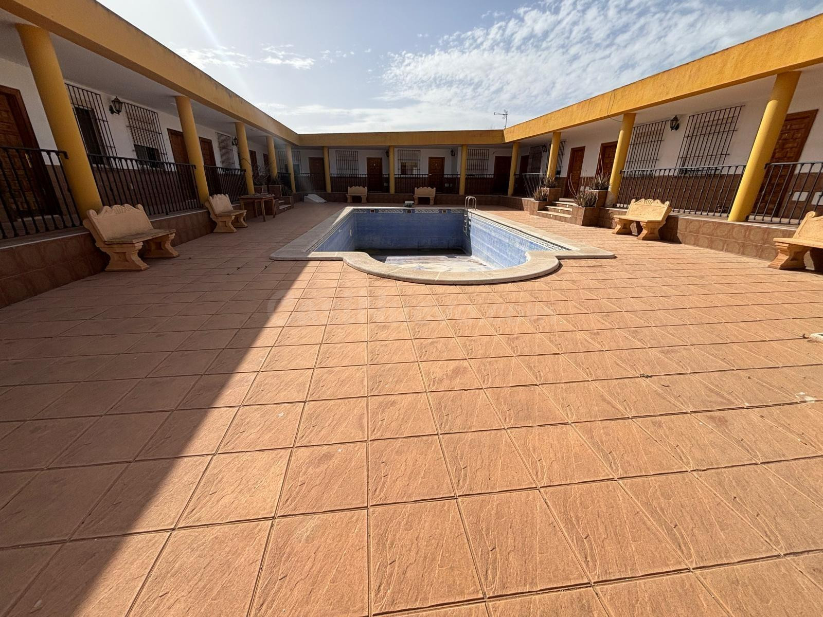 Complejo hostelero con 31 habitaciones, salón de fiestas, piscina y parking para 200 vehículos.