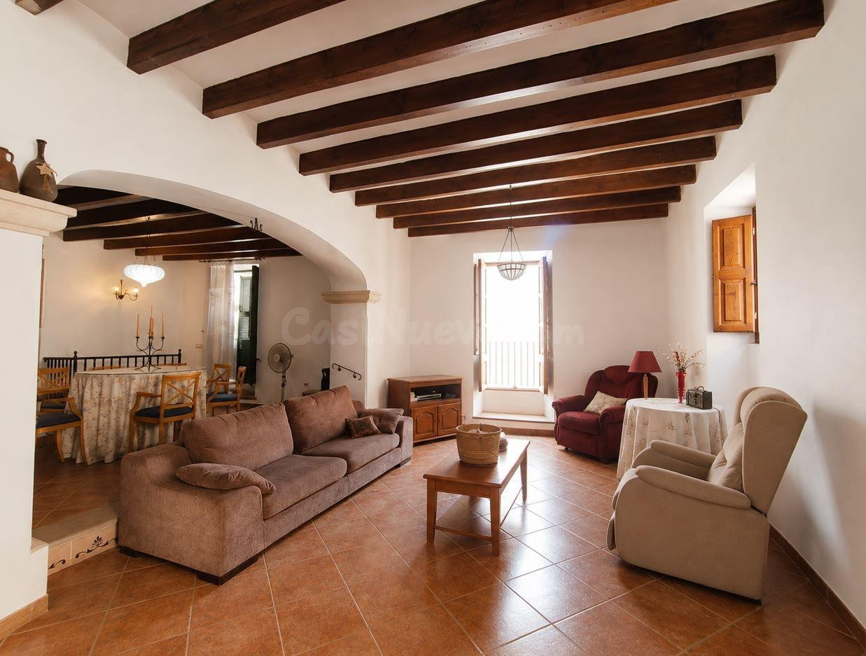 Preciosa casa de pueblo con terraza en el corazón de Costitx - foto 2
