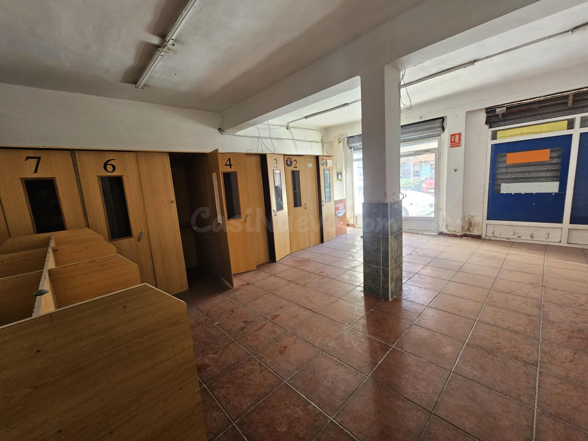 Oportunidad en Xirivella: local comercial con posibilidad de cambio de uso a vivienda Se vende local comercial en Xirivella con gran potencial para convertirlo en vivienda.