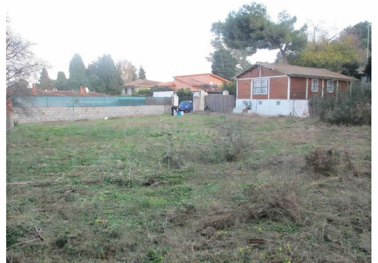 756 m2 urbanos en Churriana con acceso a dos calles y proyecto de obra.