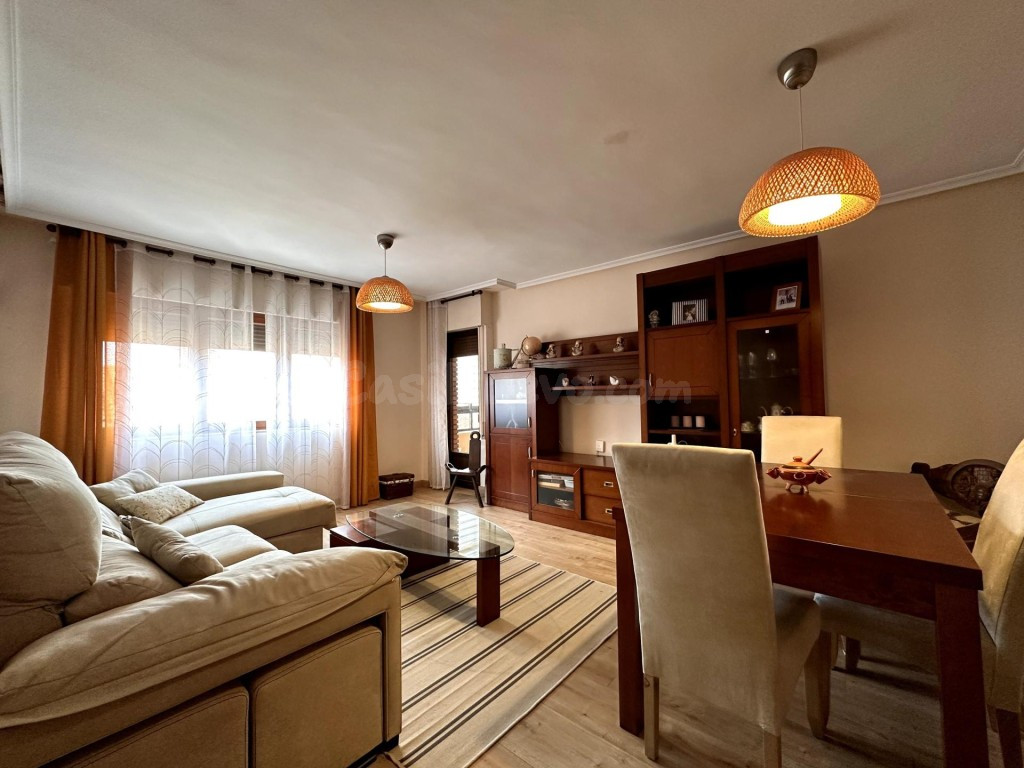 Amplio piso reformado de 4 habitaciones con garaje y almacén en León capital