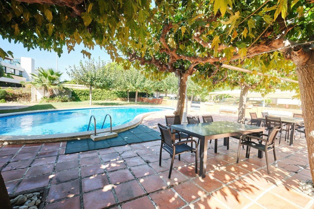A UN PASO DE LA ARENA: Planta baja con balcón, piscina y parking en Gavà Mar