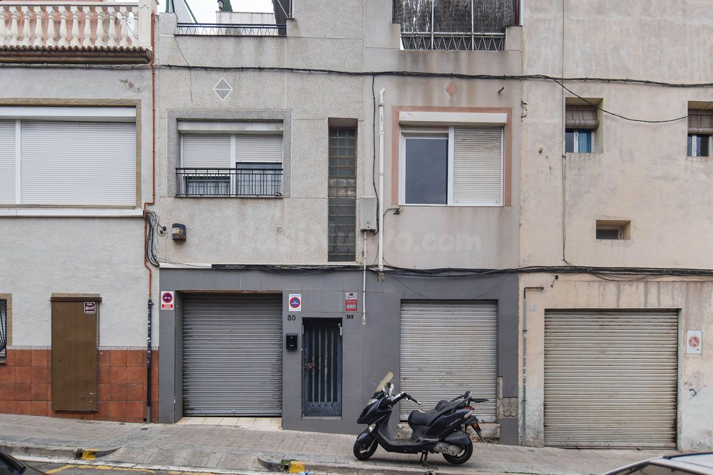 Se vende Piso OKUPADO en Calle Olivera e Sistrells 30 de Badalona, Barcelona.