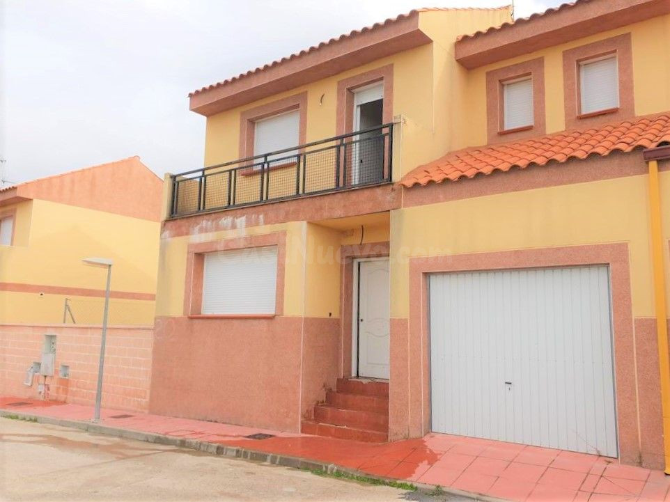 Se vende Casa Adosada OKUPADA en Calle Cerrillo 31 Hormigos,