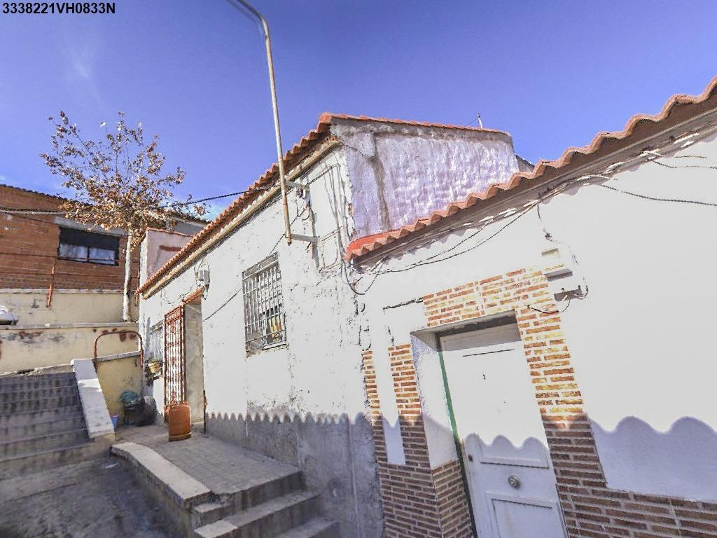 Se vende Casa Adosada OKUPADA en America 14 Puertollano, (Ci