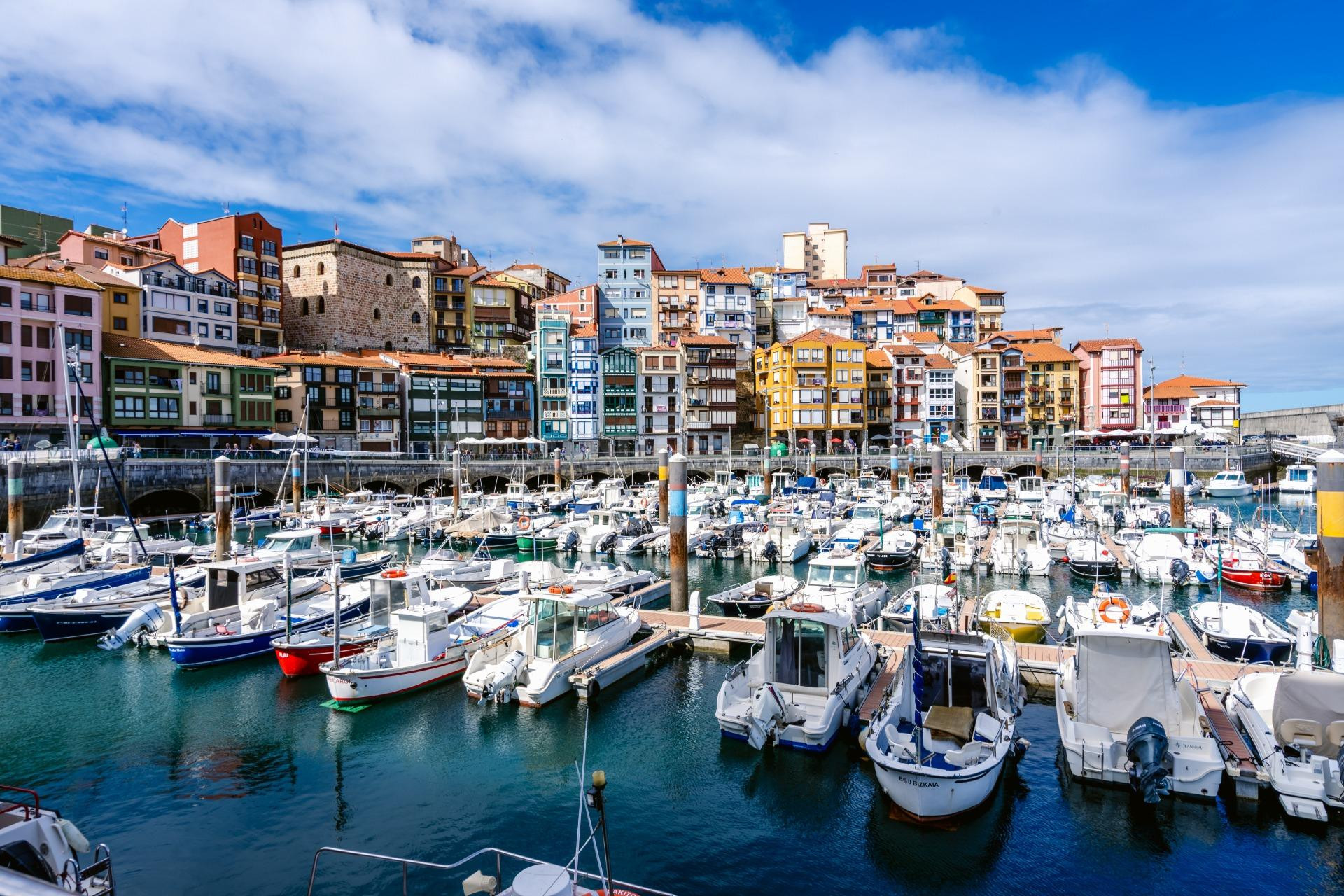 Gamarra Iturregui Consultores Inmobiliarios vende acogedora vivienda listo para entrar a vivir con garaje opcional en pleno Casco Viejo de Bermeo junto al Puerto.