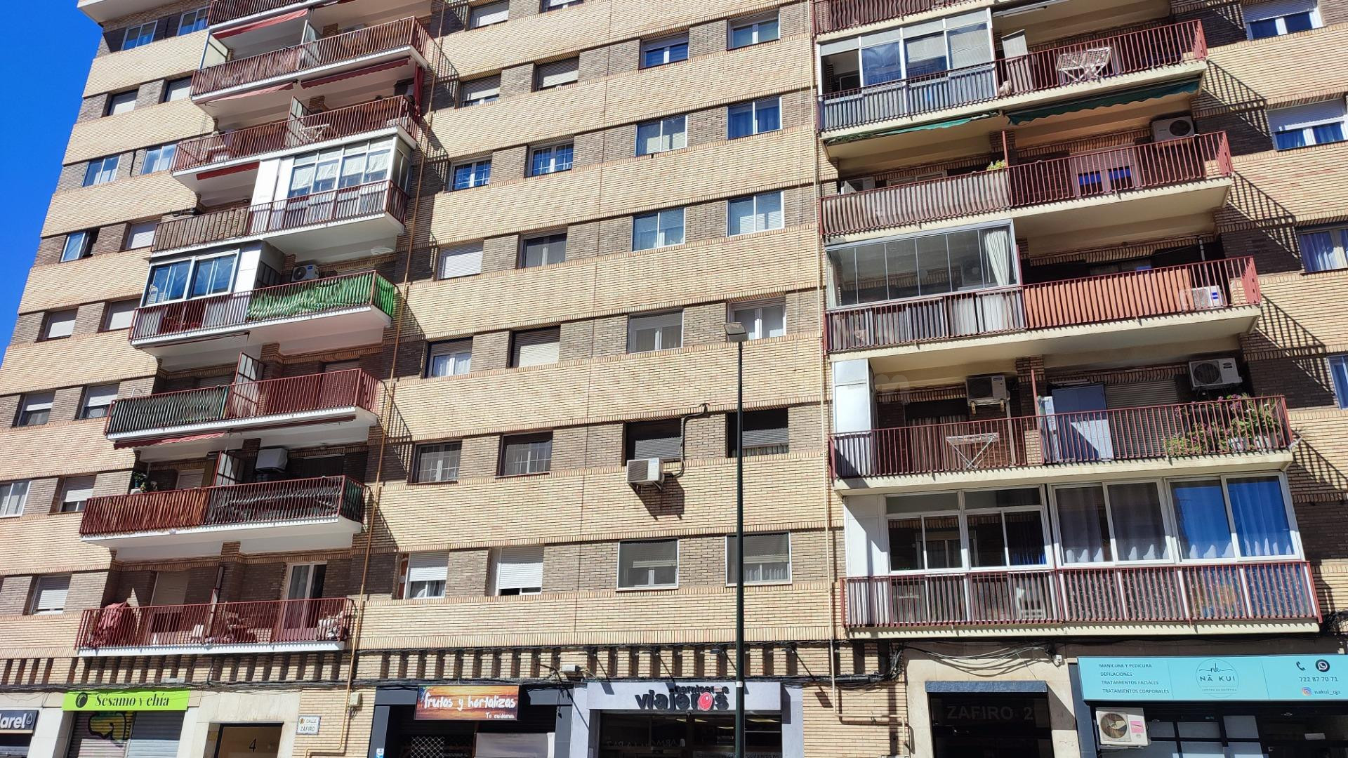 PISO DE 3 DORMITORIOS MUY LUMINOSO CON TERRAZA Y GARAJE GRANDE OPCIONAL EN FINCA PROXIMA