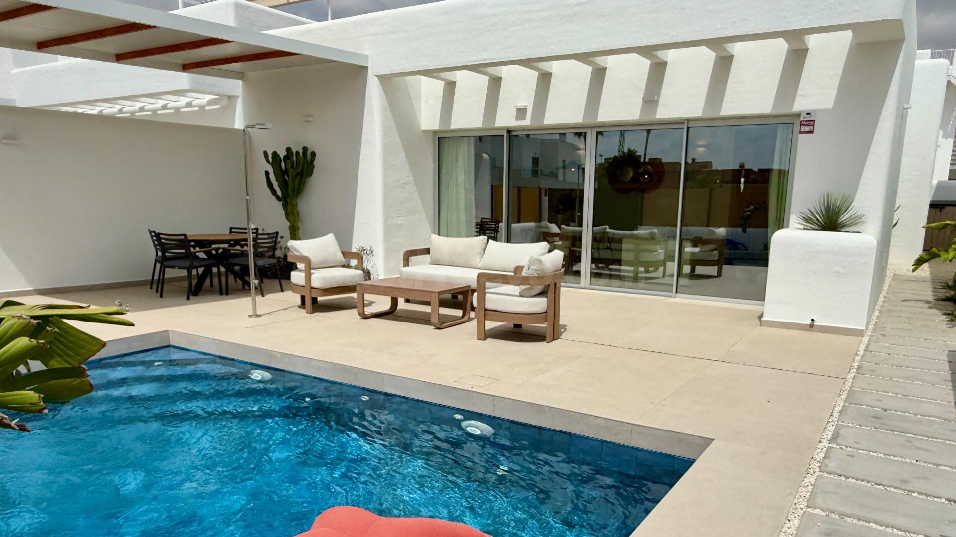 Villa de 3 dormitorios con piscina a poca distancia del casco antiguo de Los Alcázares.
