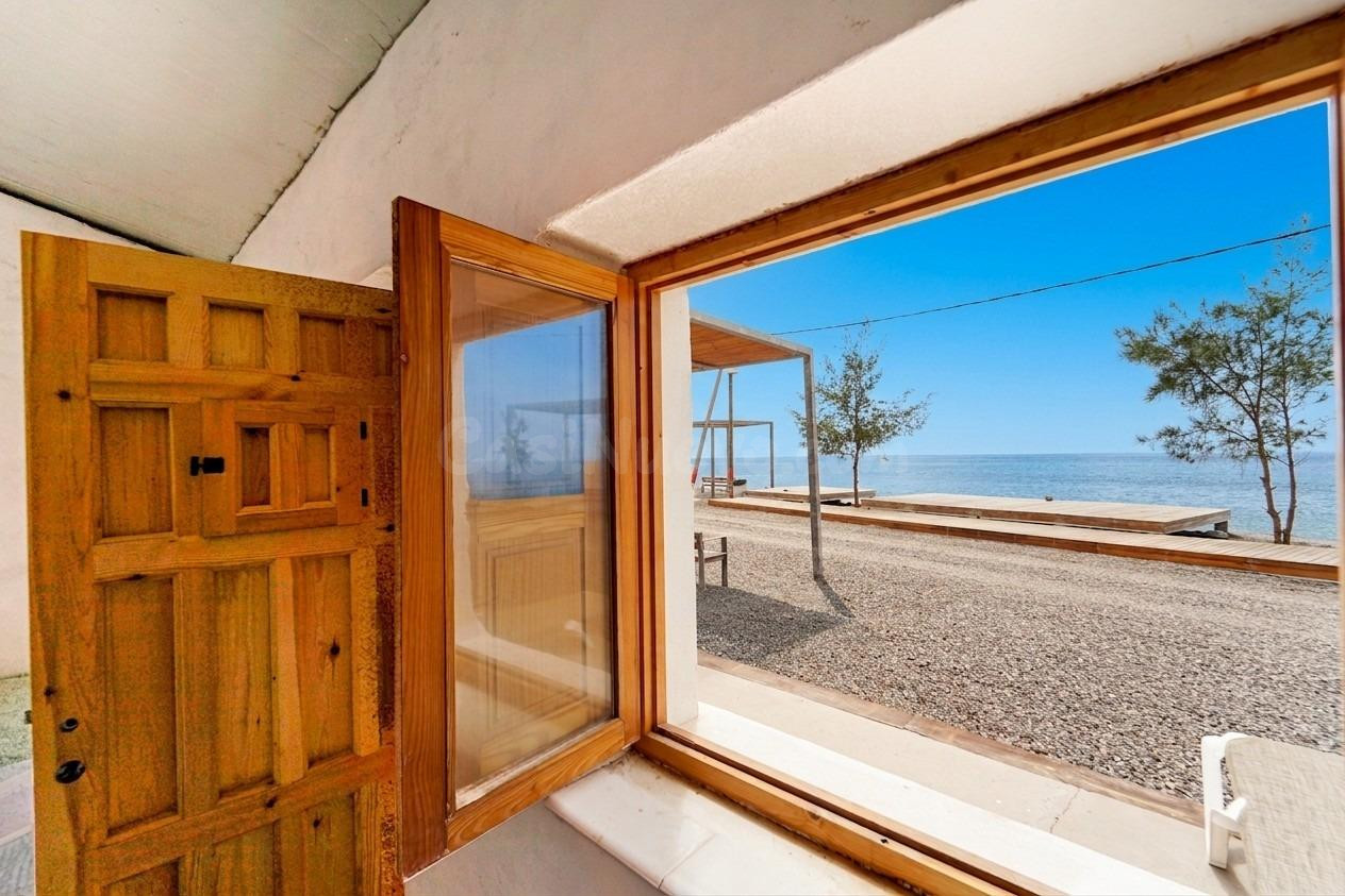 ¡Oportunidad única! Casa adosada en primera línea de playa en Playa de Tasarte
