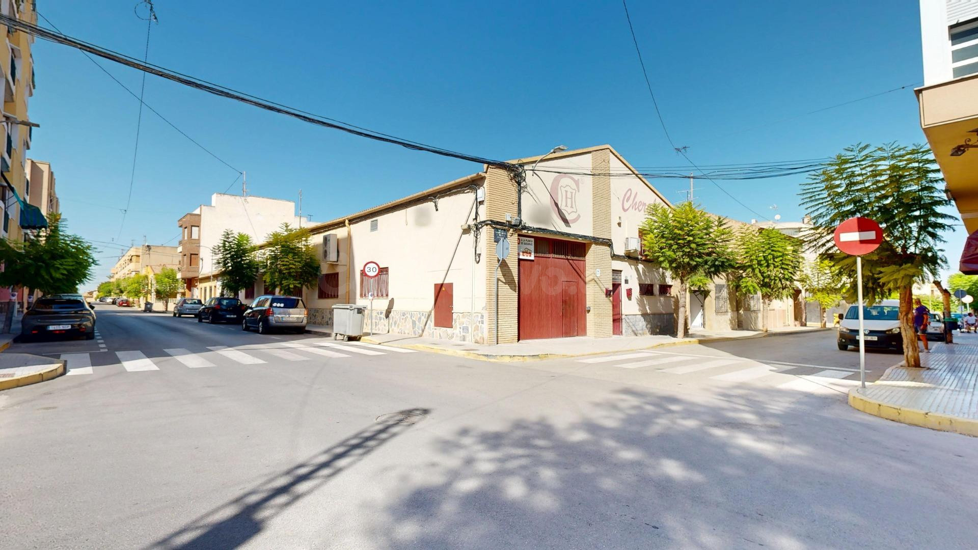 Nave industrial en Benejúzar centro, amplia y con múltiples posibilidades