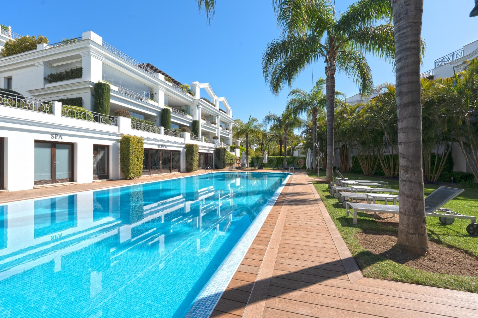 Planta baja en primera línea de playa — Doncella Beach, Estepona