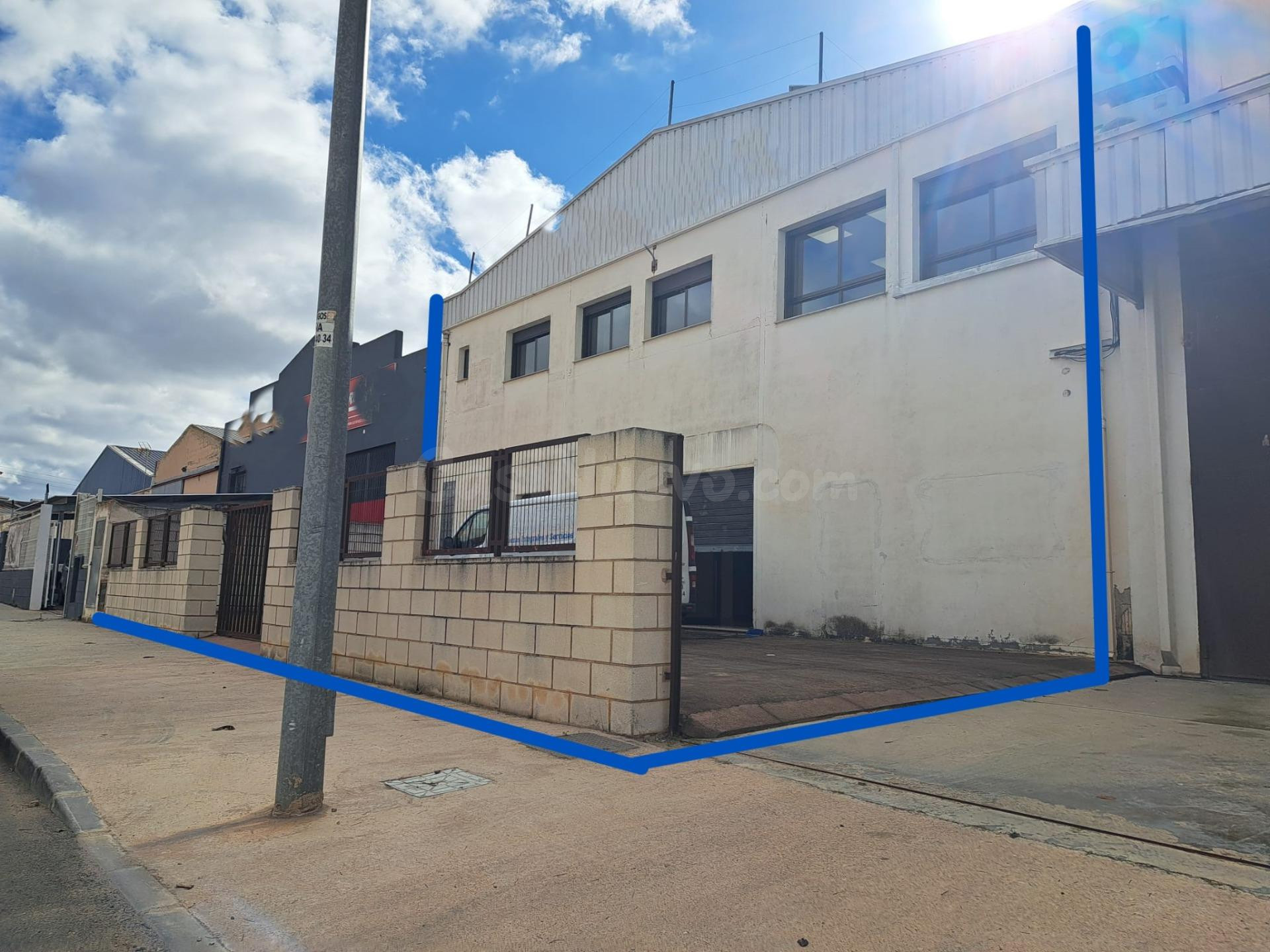 Excelente nave industrial en el Polígono El Romeral (Requena).