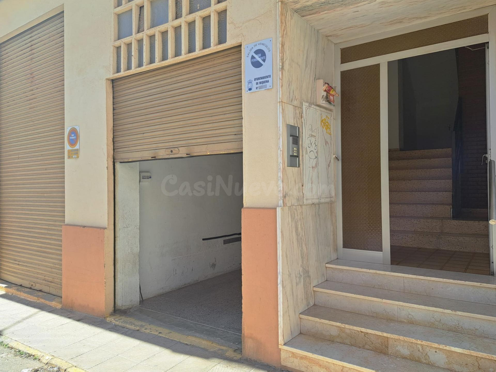 Local en planta baja con capacidad para dos vehículos y altillo.