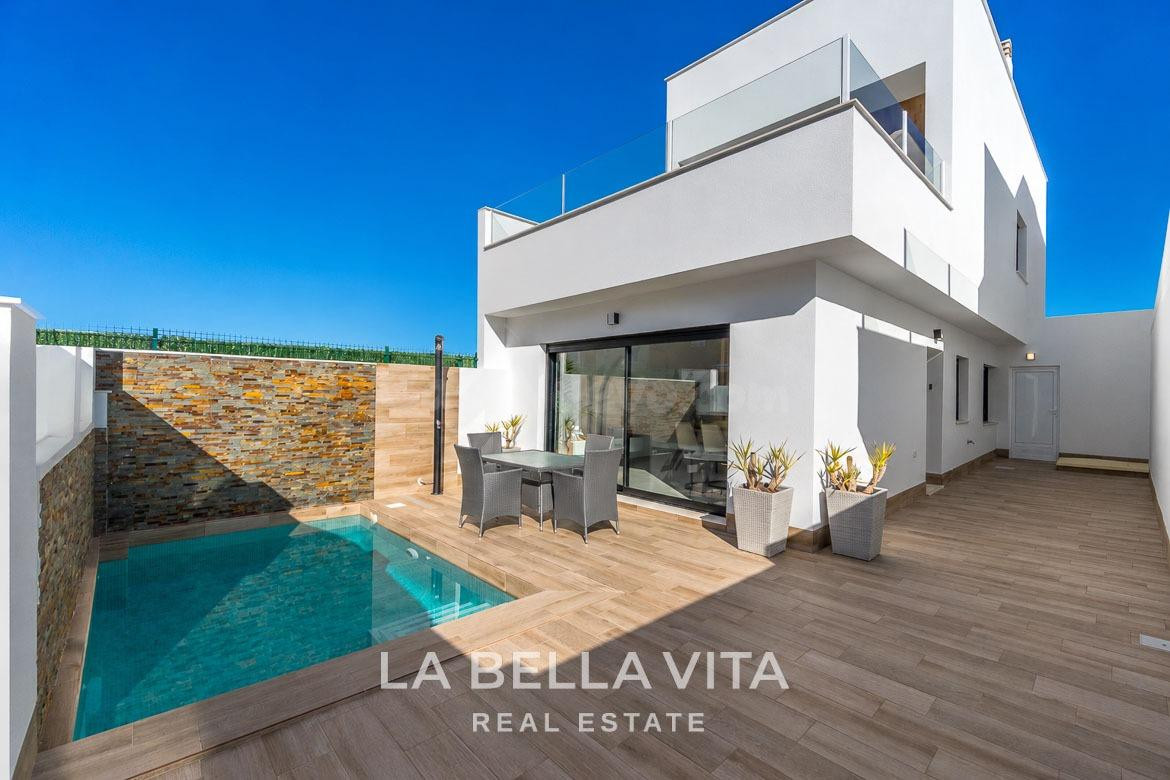 Villa con piscina privada, garaje cerrado y solárium en San Pedro del Pinatar