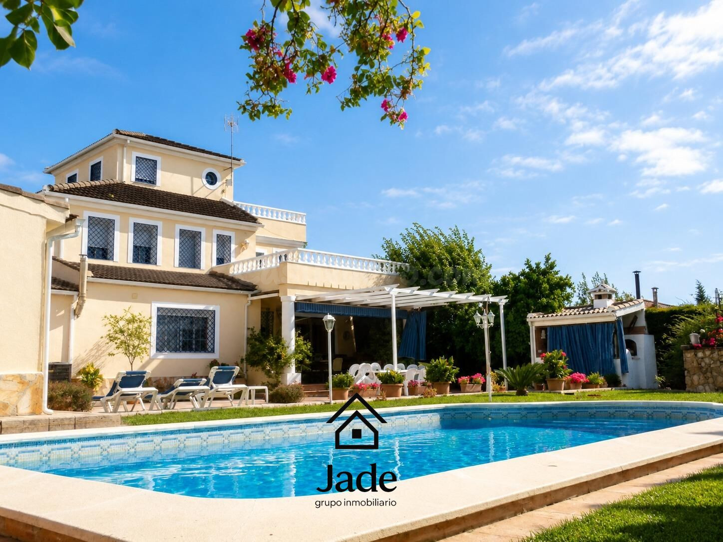 Espectacular casa de 3 plantas en trámites para ser hipotecable a 2.5 km de Cordoba