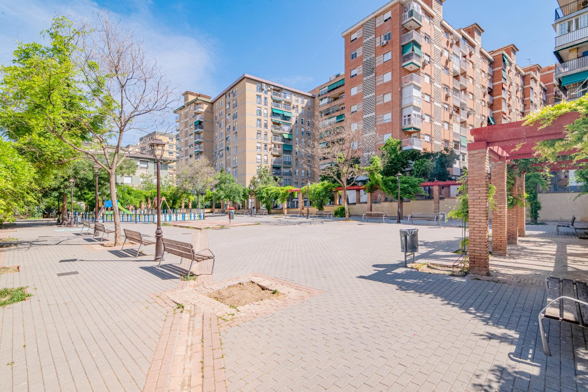 PISO EXTERIOR EN ZONA CERVANTES, GRANADA, 8ª PLANTA, MUY LUMINOSO, 87 M, 3 DORMITORIOS, VISTAS DESPEJADAS.