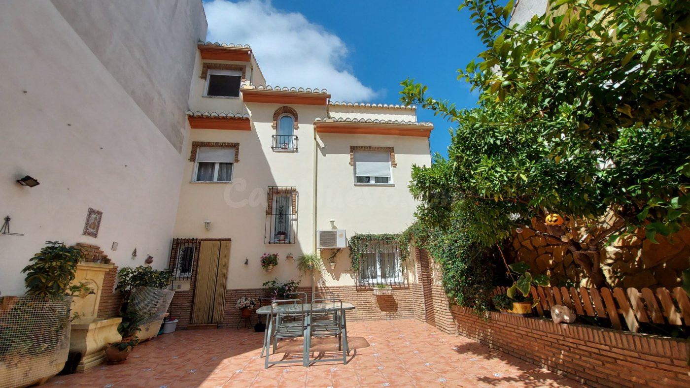 Gran adosado con 3 habitaciones y varias estancias de usos múltiples.