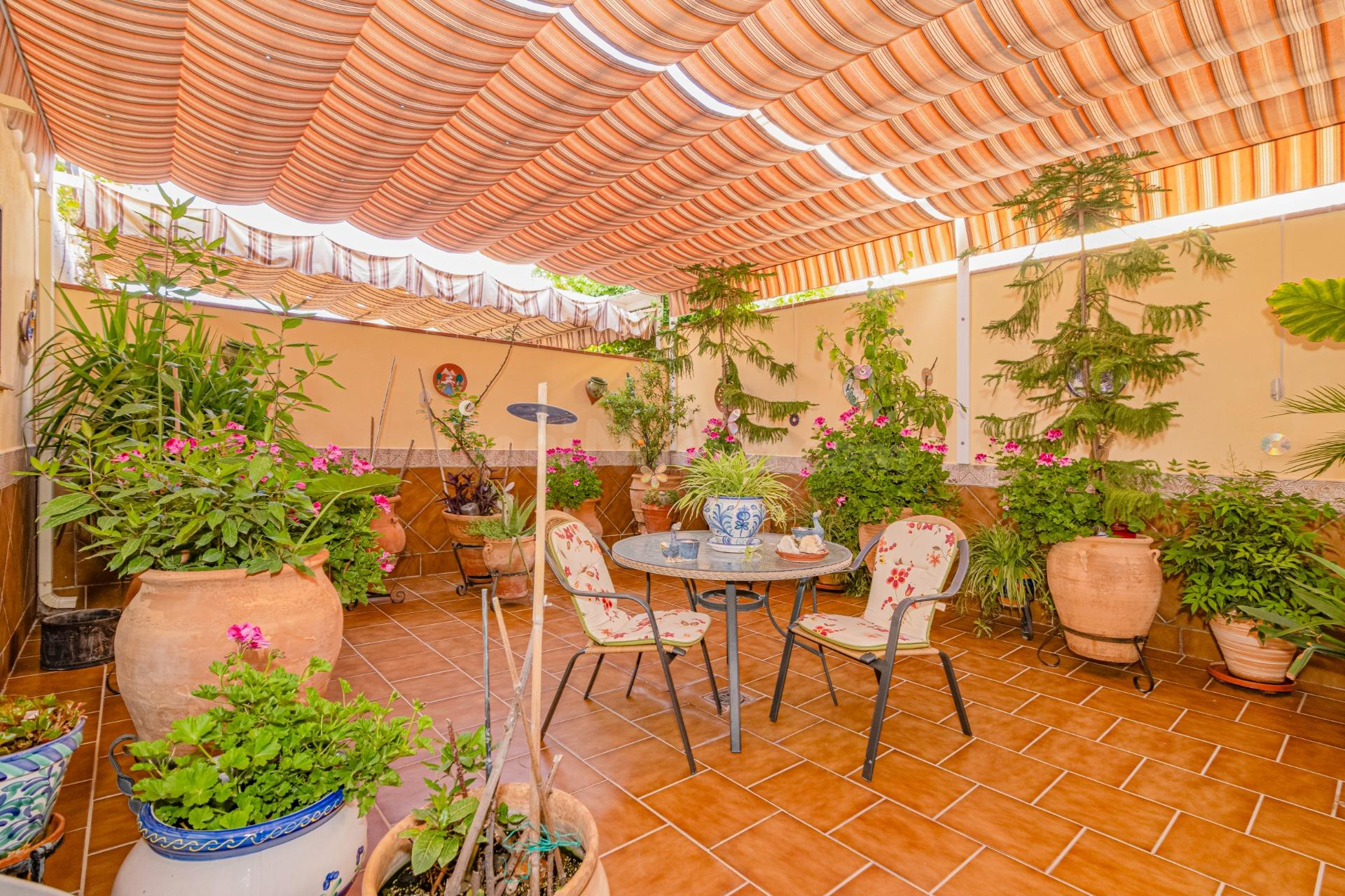 Fantástica casa adosada con gran patio, sótano habitable y excelente luminosidad !!