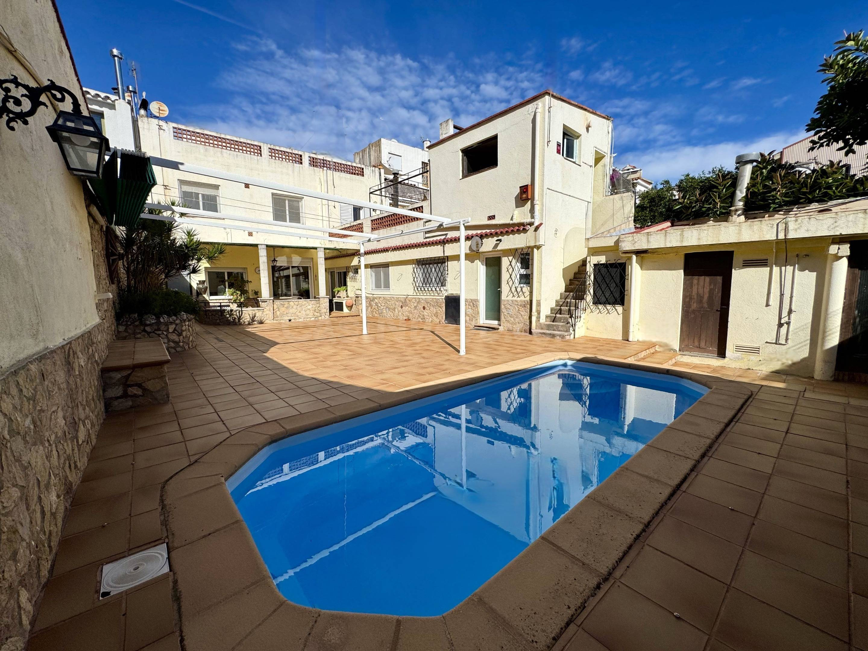 ¡Casa de pueblo con múltiples posibilidades en el centro de Pineda de Mar!