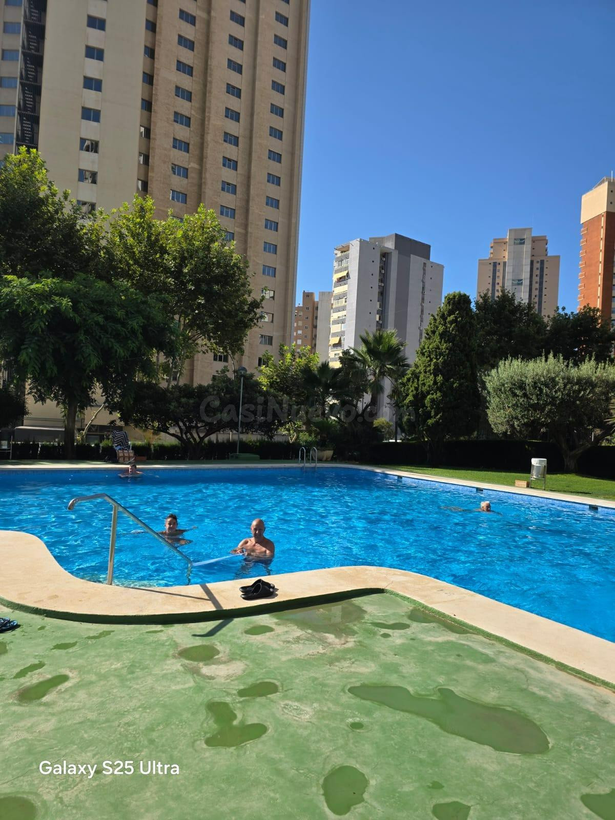 Apartamento con vistas al mar, piscina y parking