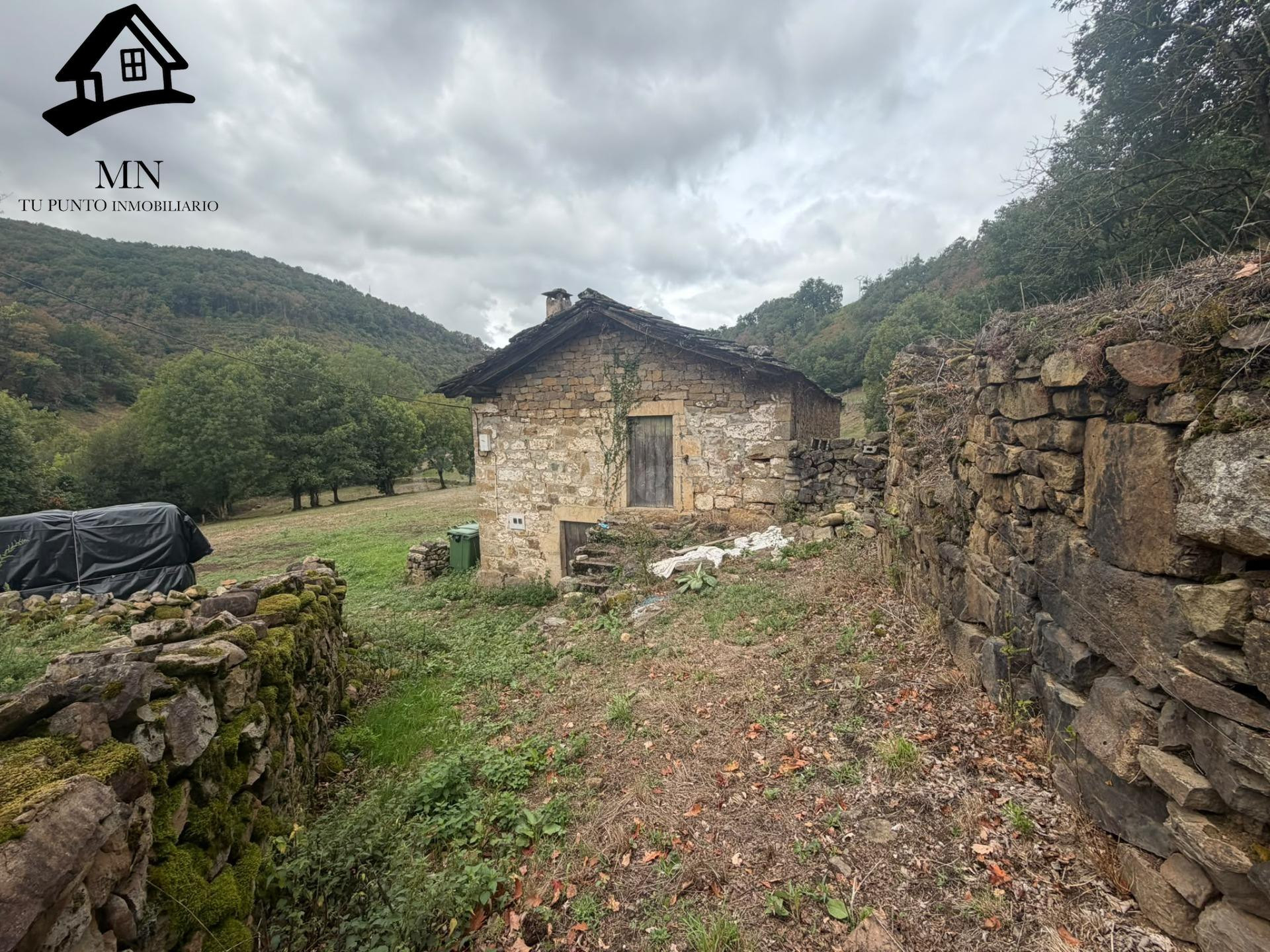 Dos cabañas pasiegas pareadas en finca llana ,con luz, agua 