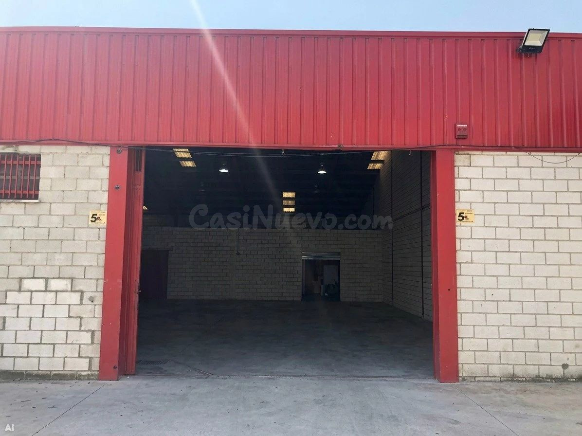 Amplia Nave Industrial de 540 m2 con Despachos y Portón para Tráiler en las Capellanías, Cáceres