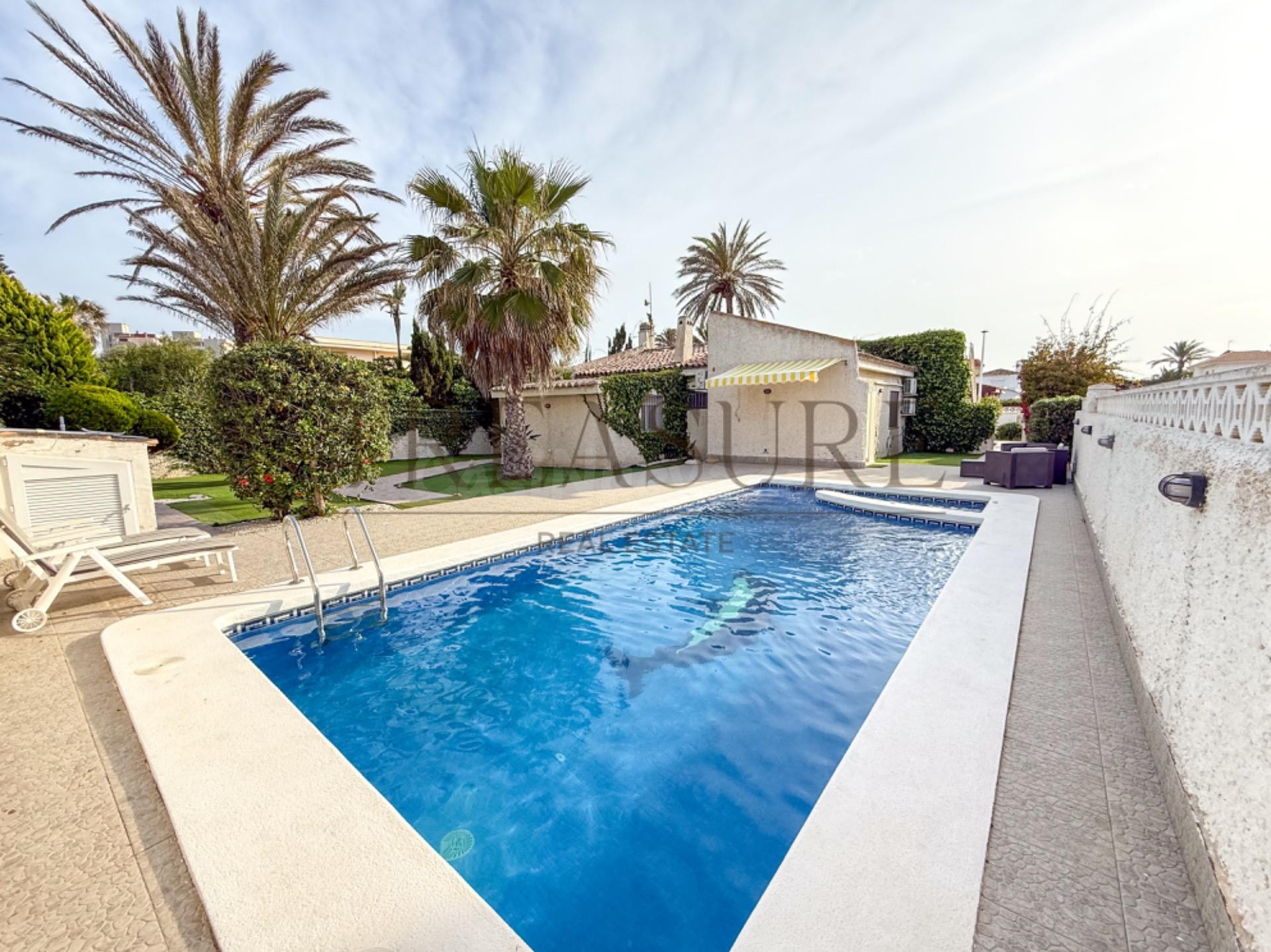 Despierta entre dos mares | Chalet con piscina privada en La Manga km 6