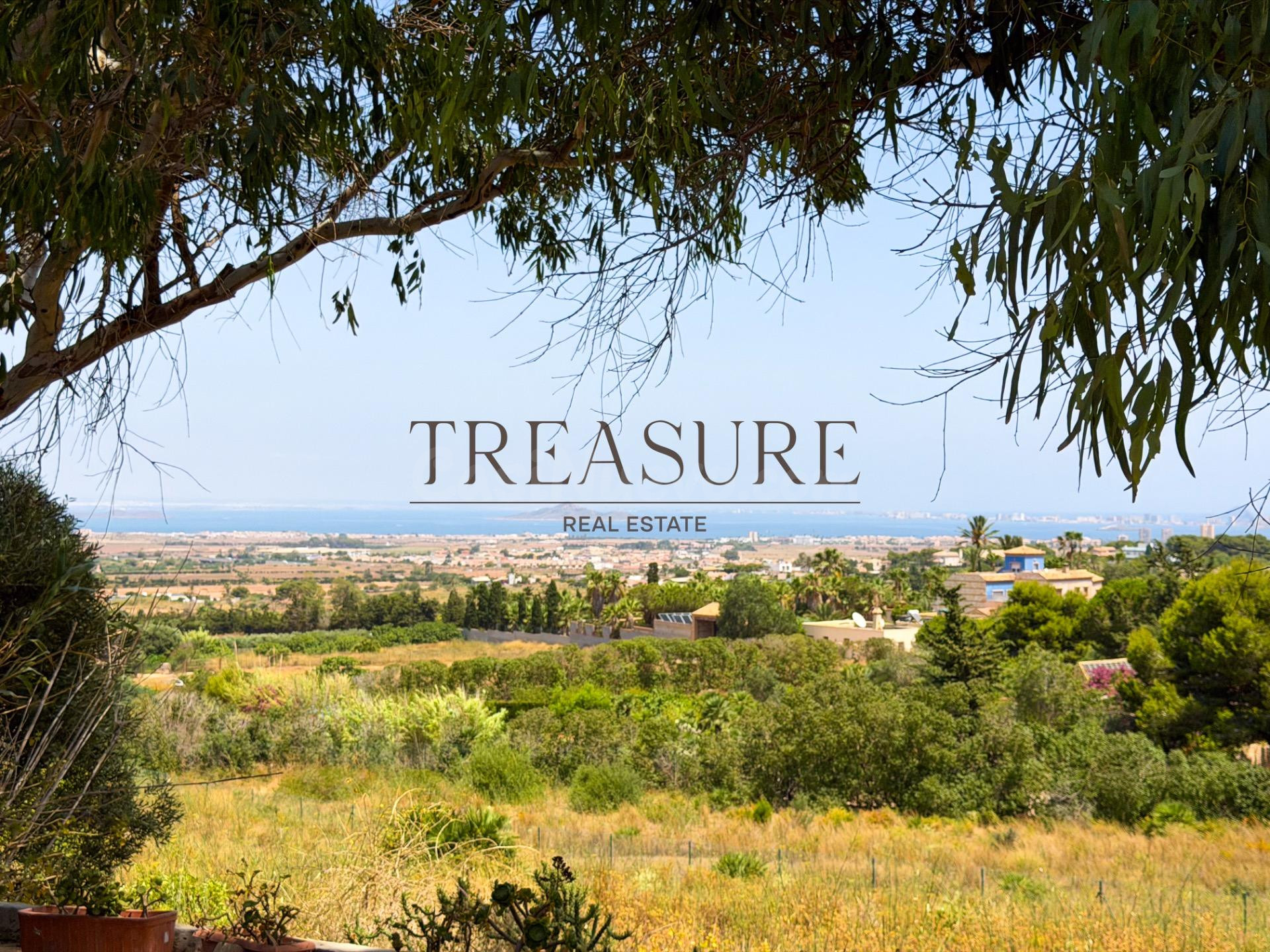 Casa con finca de 12.000 m2 y espectaculares vistas al Mar Menor y La Manga en Los Belones