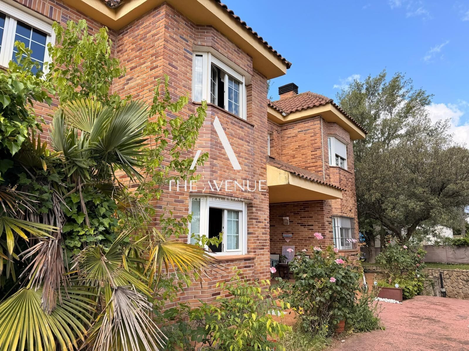 Espacioso Chalet en El Bosque: Versatilidad y Privacidad en un Entorno Exclusivo