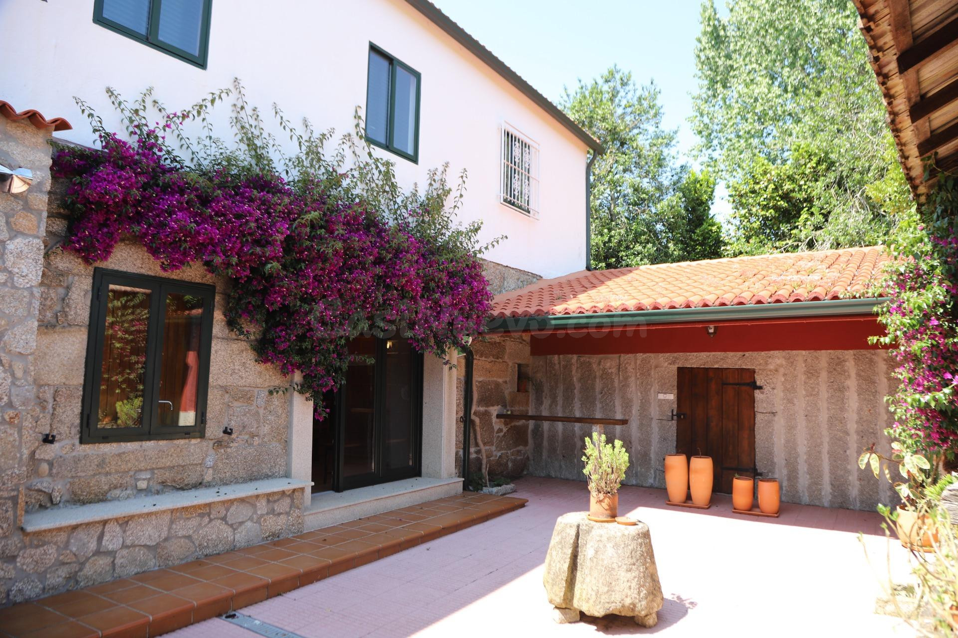 EN VENTA CASA EN PORTAS CON TERRENO , DE 5 DORMITORIOS, 3 BAÑOS,  CON APARTAMENTO BONITO Y EDIFICACIÓN