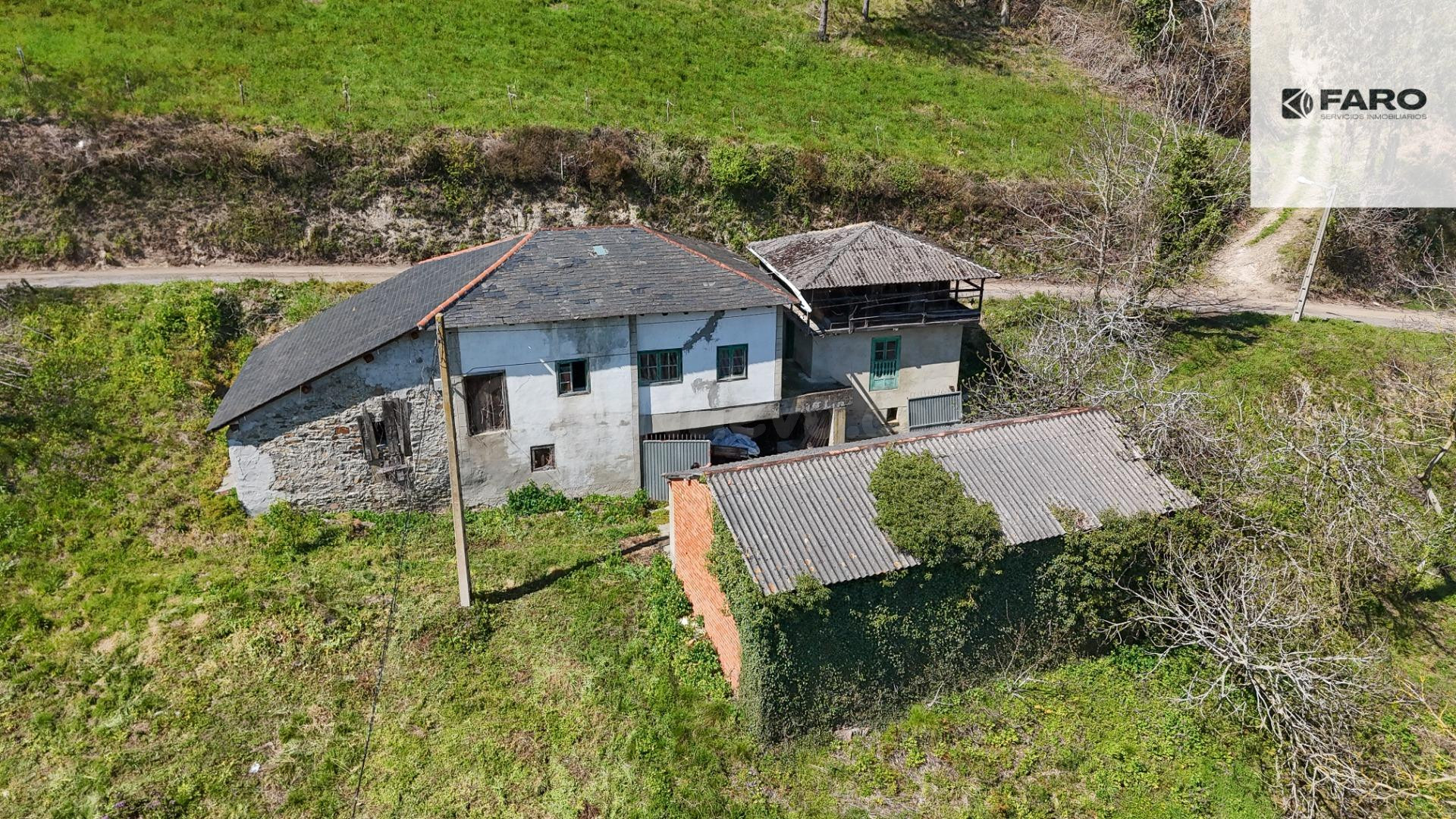 Casa con finca de 7.525 m2 en Valle de Paredes (Valdés) – Gran oportunidad de rehabilitación