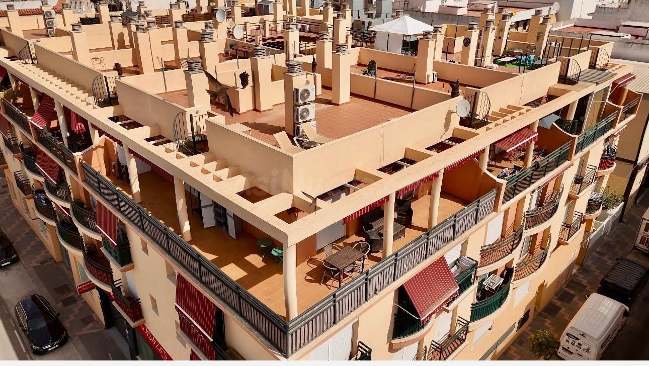 **Ático luminoso con gran terraza, solárium privado y plaza de aparcamiento**