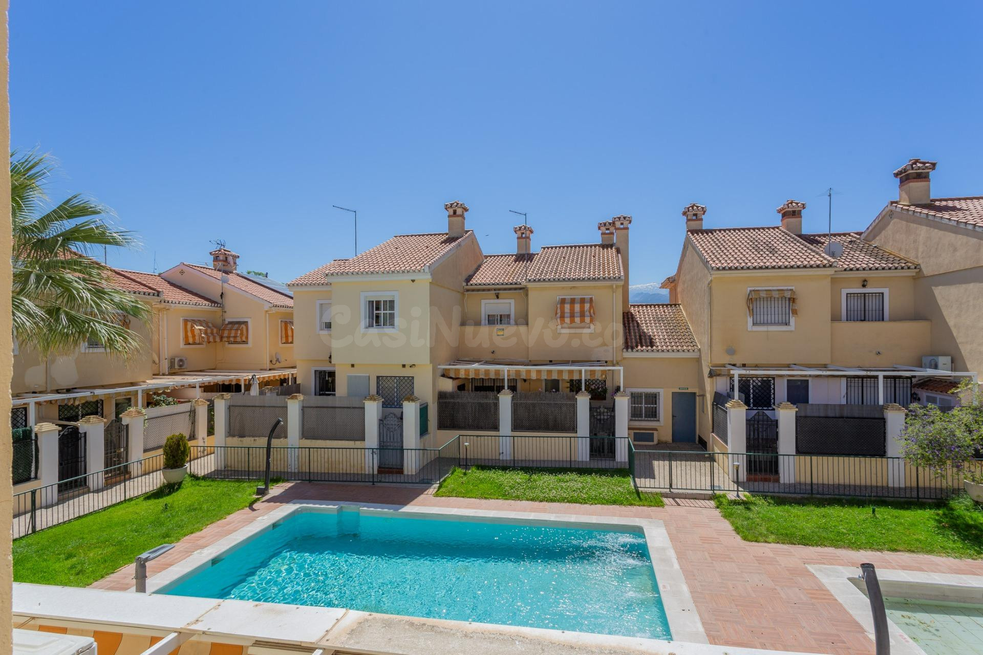 Amplia vivienda con patio, sótano y acceso a piscina en Alhendín