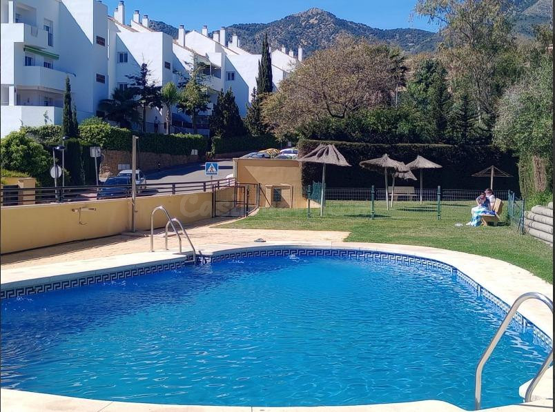Apartamento en Torrequebrada con gran terraza, vistas al mar, piscina y garaje