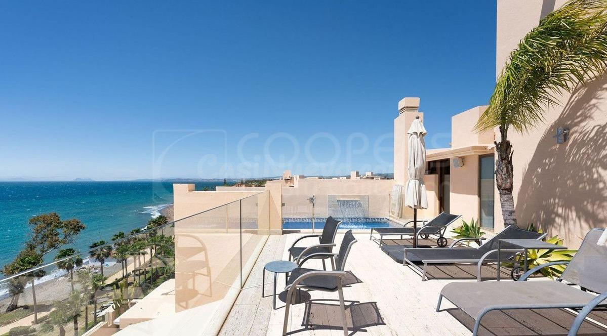 Ático dúplex en primera línea de playa en Bahía de la Plata, Estepona, con 6 suites, 2 piscinas privadas y vistas panorámicas al mar